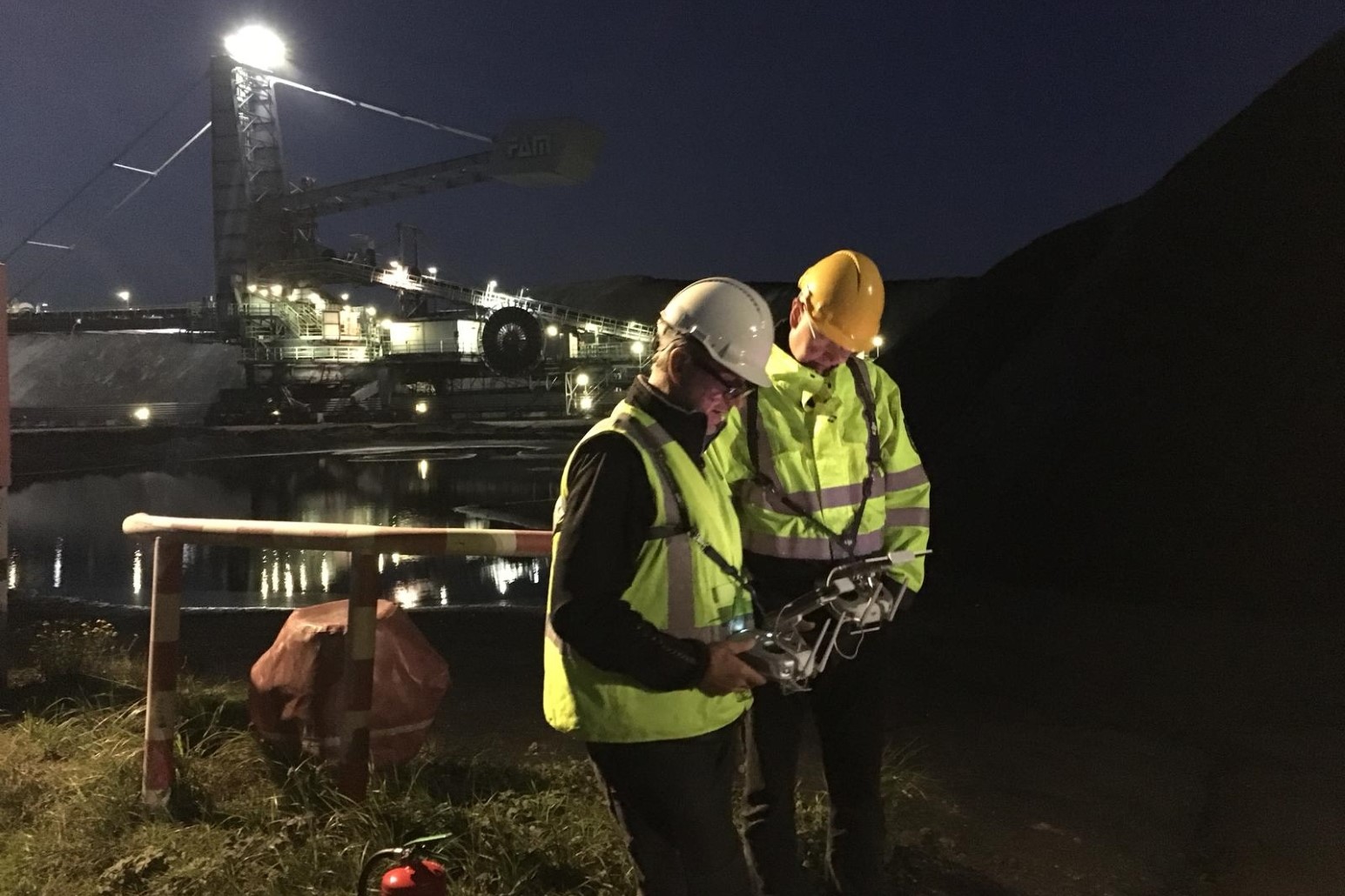 Nachtelijke drone-inspectie bij een industriële installatie